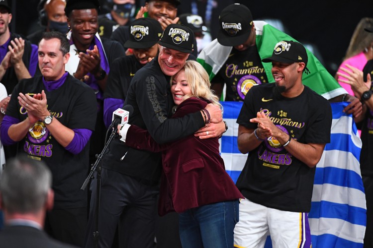 体育赛事-ESPN:珍妮将佩林卡&兰比斯等朋友视作家人 把亲生兄妹视作敌人