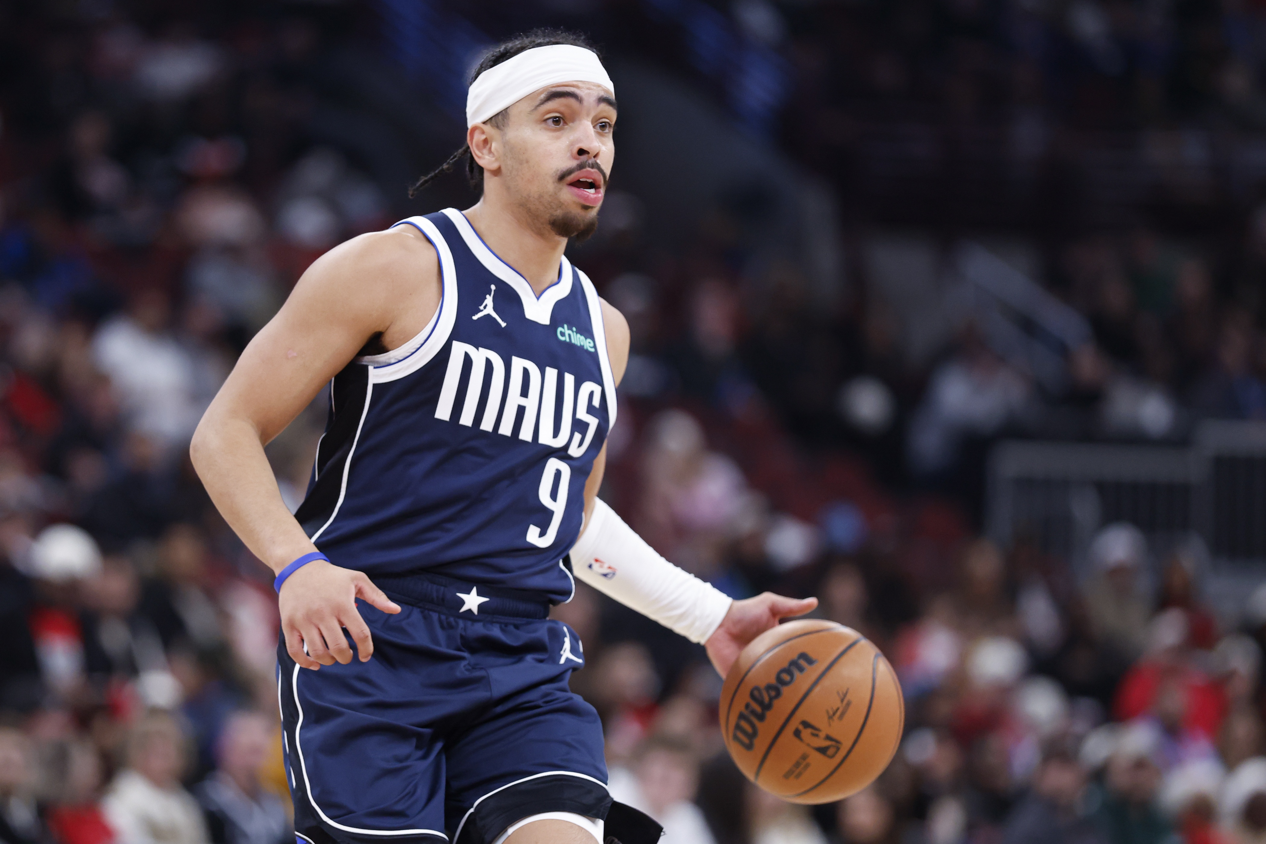 希望没事！瑞安·内姆哈德拼抢中倒地 一瘸一拐走下场