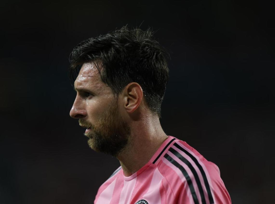 体育赛事-领袖！梅西让德保罗别抱怨队友！还示意保安别拦球迷！