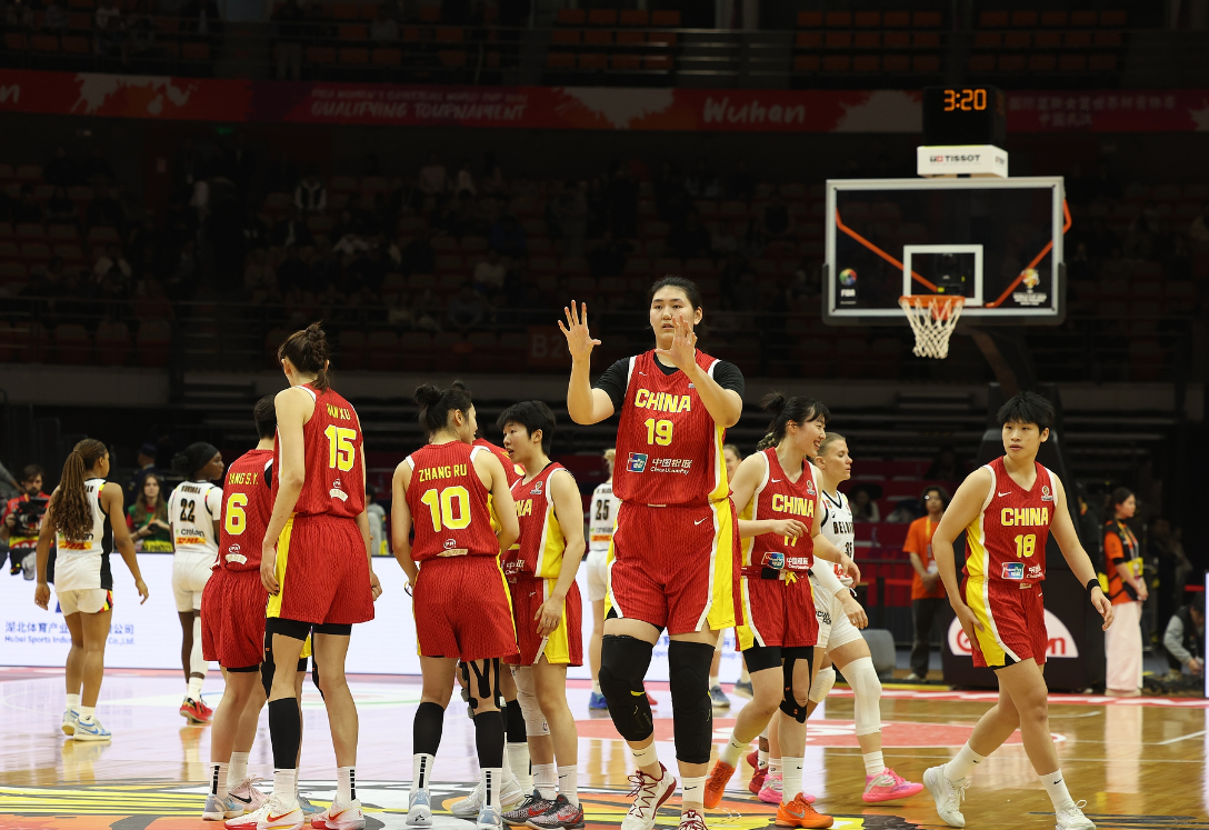 娱乐官网-女篮惨败张子宇成唯一亮点！18分钟20+11统治内线 2.26米对抗超强